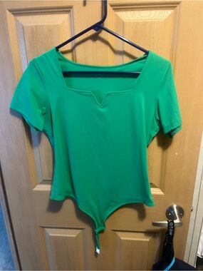 Amazon Essentials Green Scoop Neck Short Sleeve Bodysuit